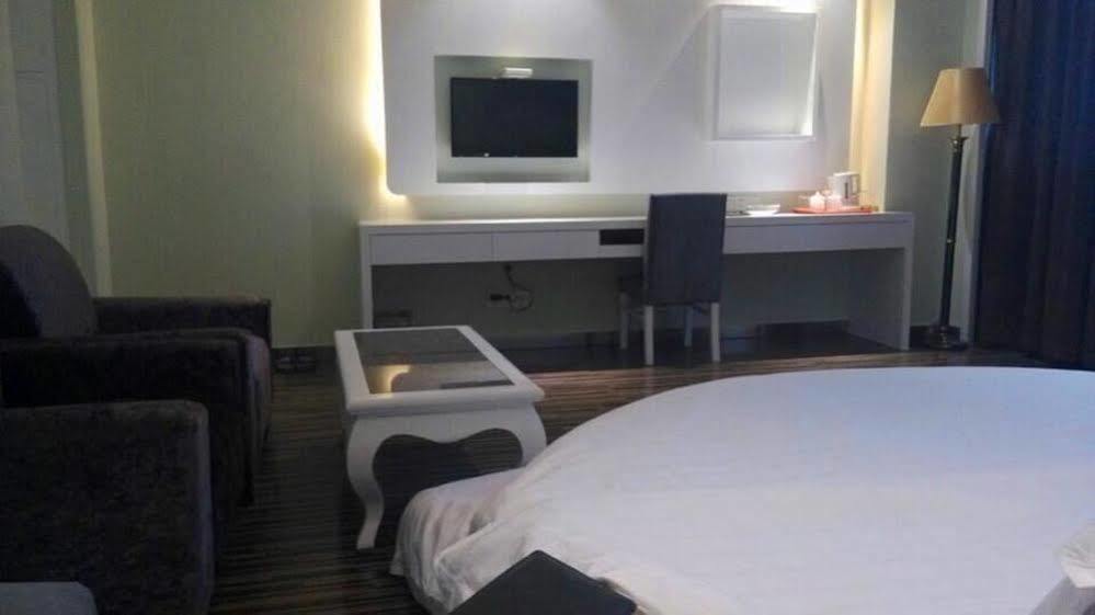New Zhongxun Business Hotel Yueyang Exterior photo